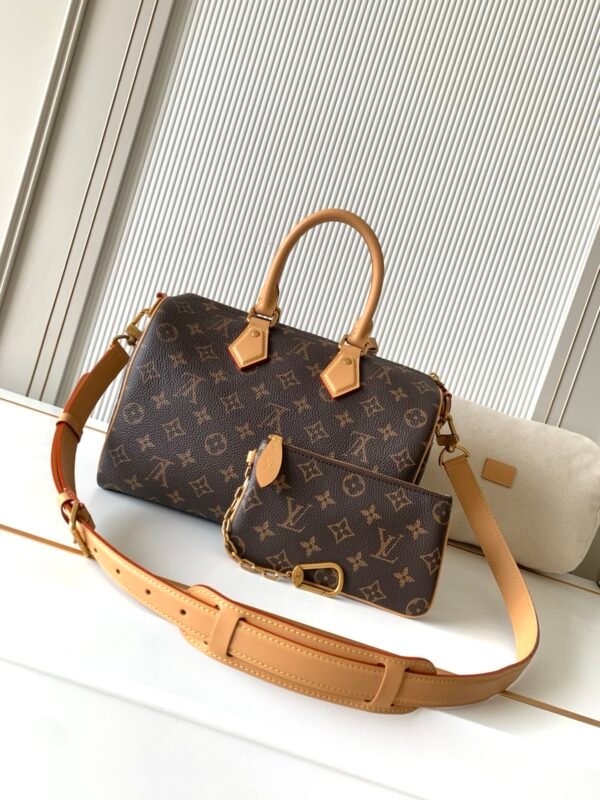 1 Superior packaging set. Model number M21122. Large size. This Speedy P9 Bandoulière 30 handbag.