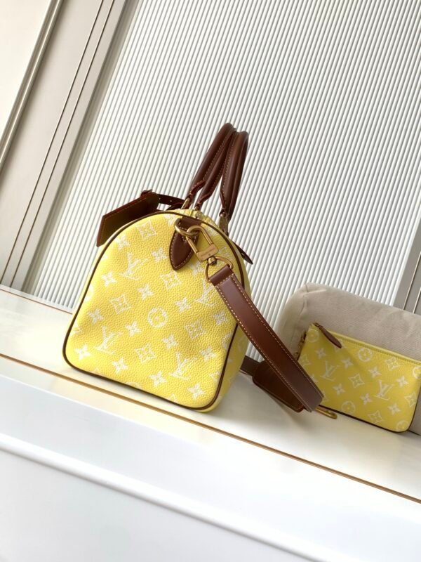 Superior packaging set. Model number M15242. Yellow with brown handbag.