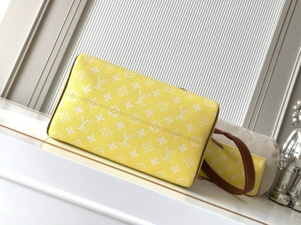 Superior packaging set. Model number M15242. Yellow with brown handbag.