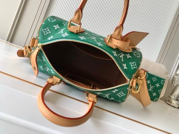 Premium packaging set. Model number M14077. Dark green. This Speedy P9 Bandoulière 30 handbag.