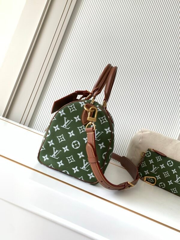 Premium packaging set. Model number M15241 in military green. This Speedy P9 Bandoulière 30 handbag.