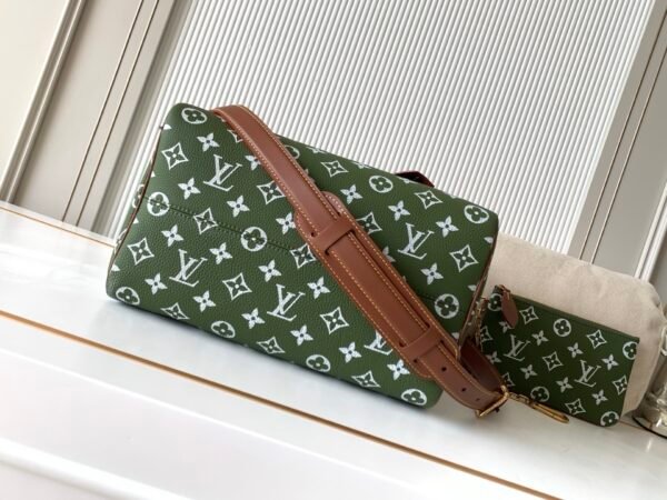Premium packaging set. Model number M15241 in military green. This Speedy P9 Bandoulière 30 handbag.