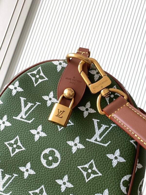Premium packaging set. Model number M15241 in military green. This Speedy P9 Bandoulière 30 handbag.