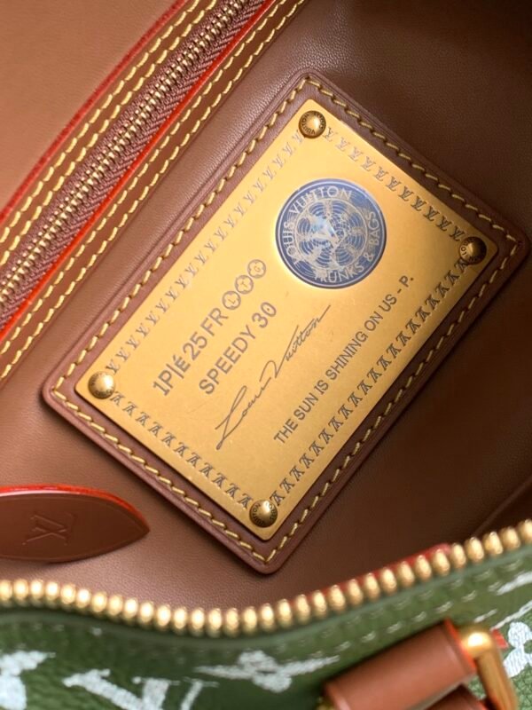 Premium packaging set. Model number M15241 in military green. This Speedy P9 Bandoulière 30 handbag.